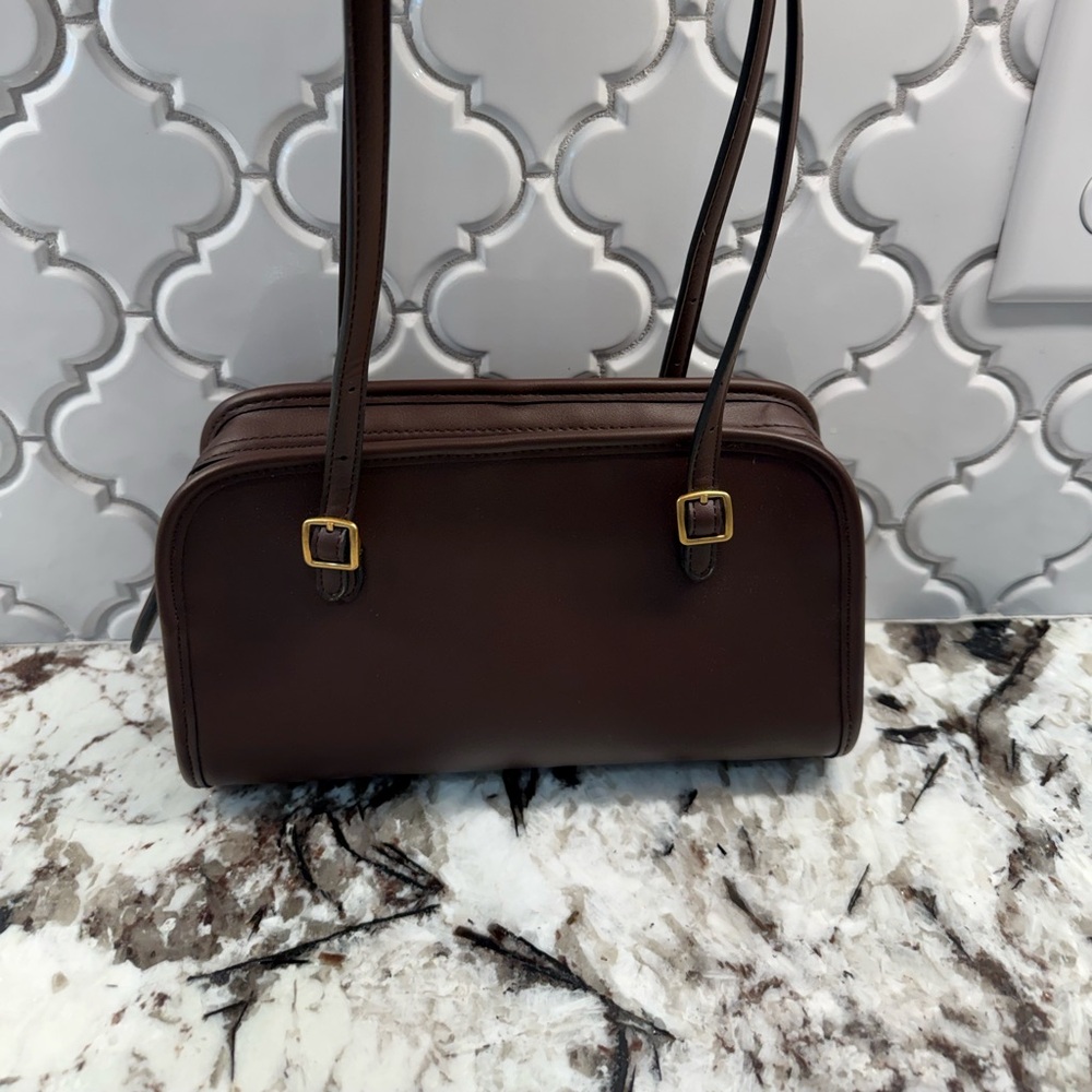 Sing zip style shoulder bag